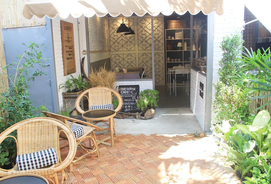 The Goose Cafe And Hostel Ubon Ubon Ratchathani Exteriör bild