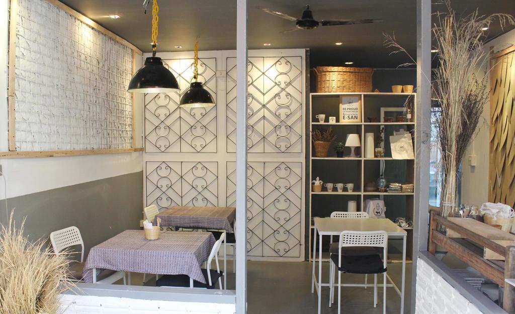 The Goose Cafe And Hostel Ubon Ubon Ratchathani Exteriör bild